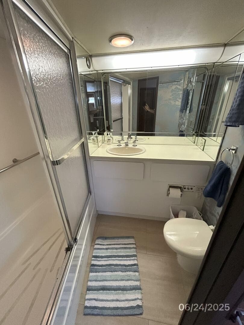 63' Hatteras master stateroom head