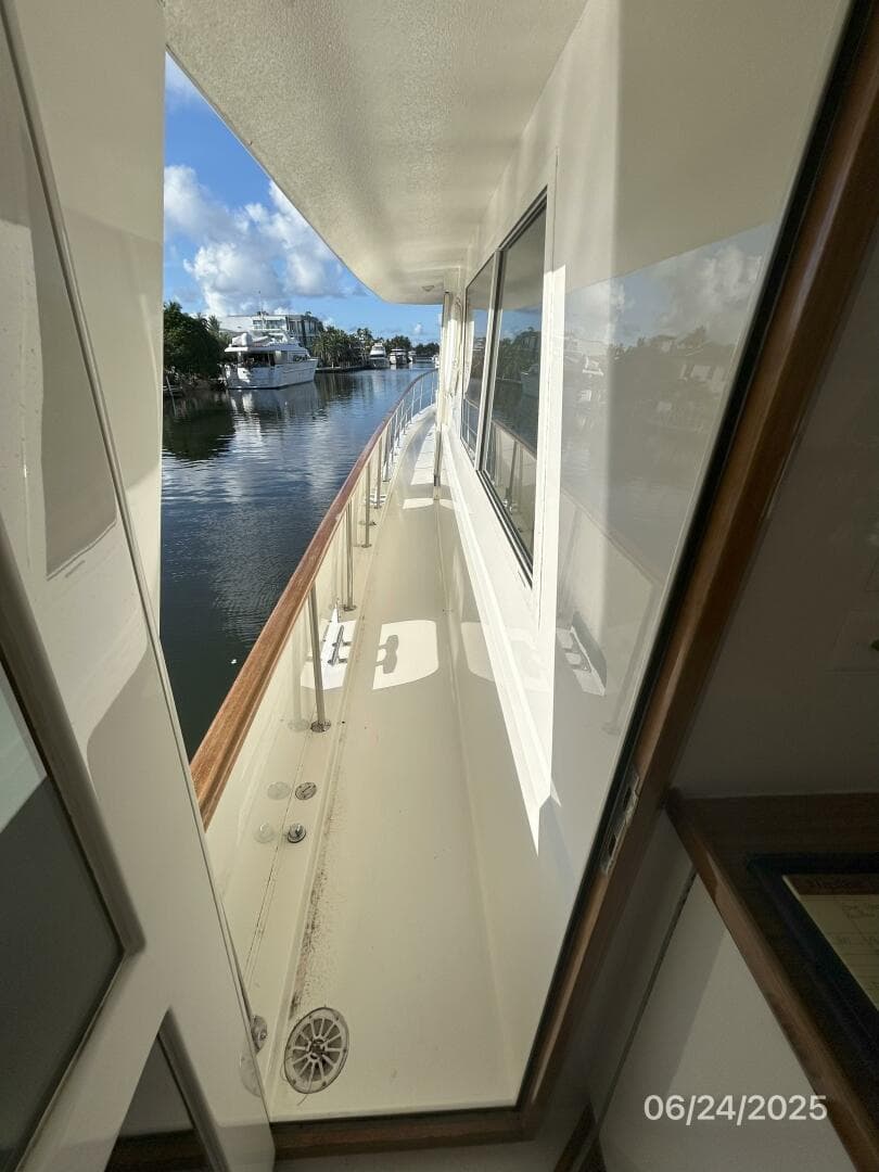 63' Hatteras port side deck2