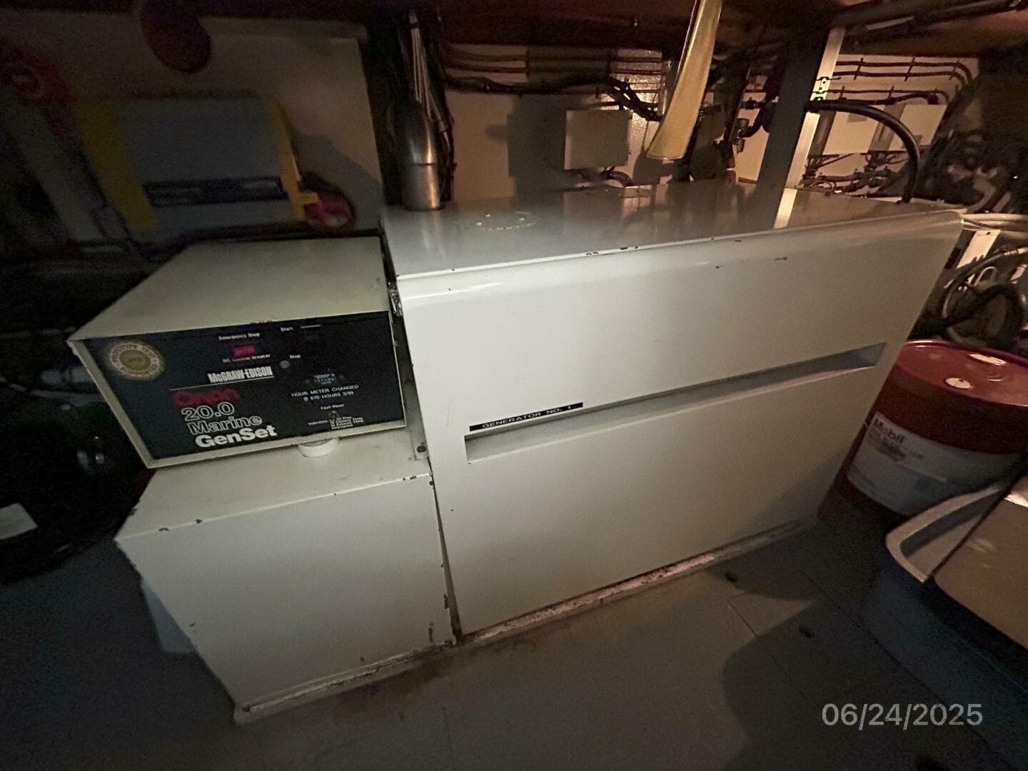 63' Hatteras generator1 soundbox