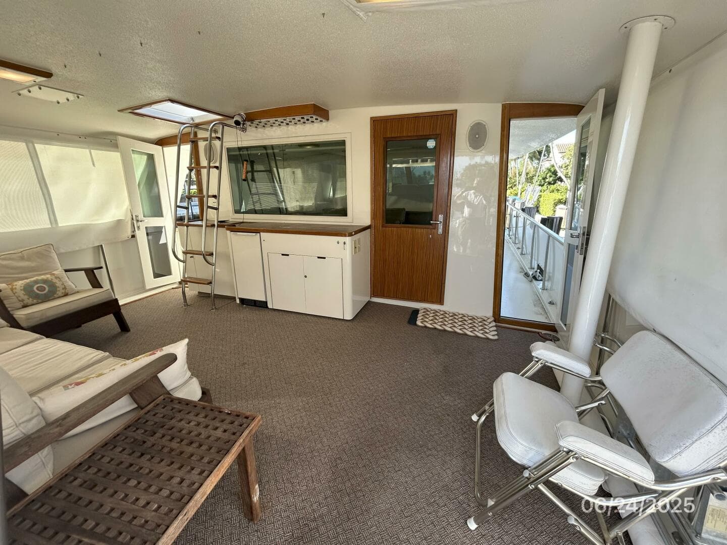 63' Hatteras aftdeck forward