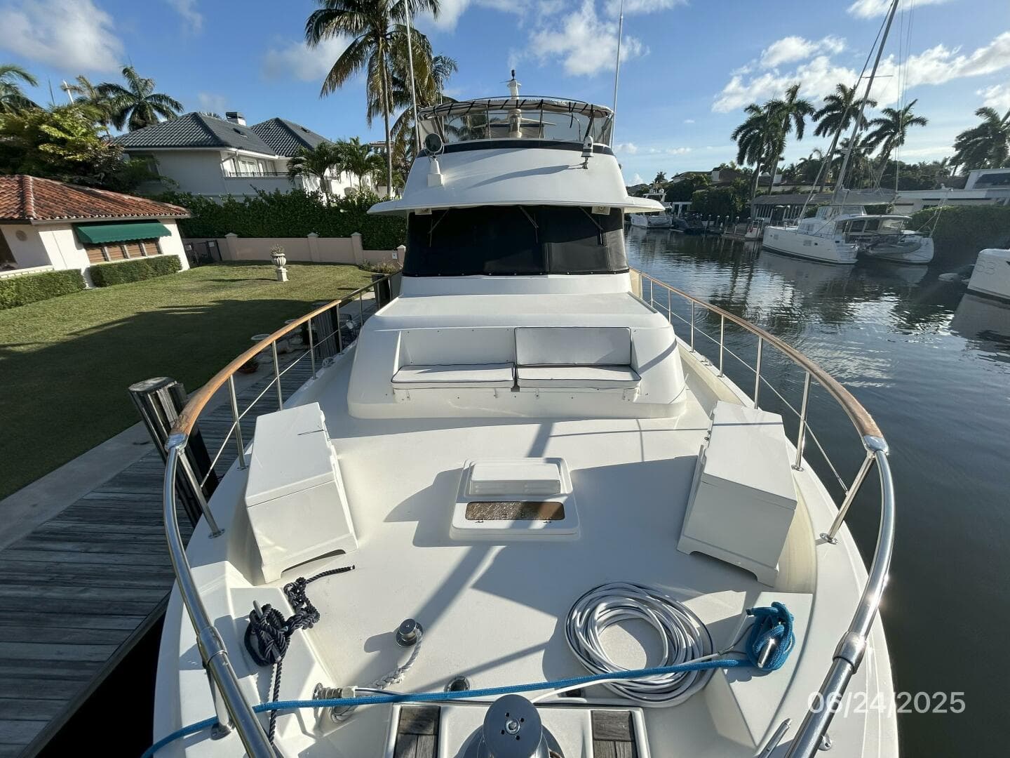 63' Hatteras foredeck aft