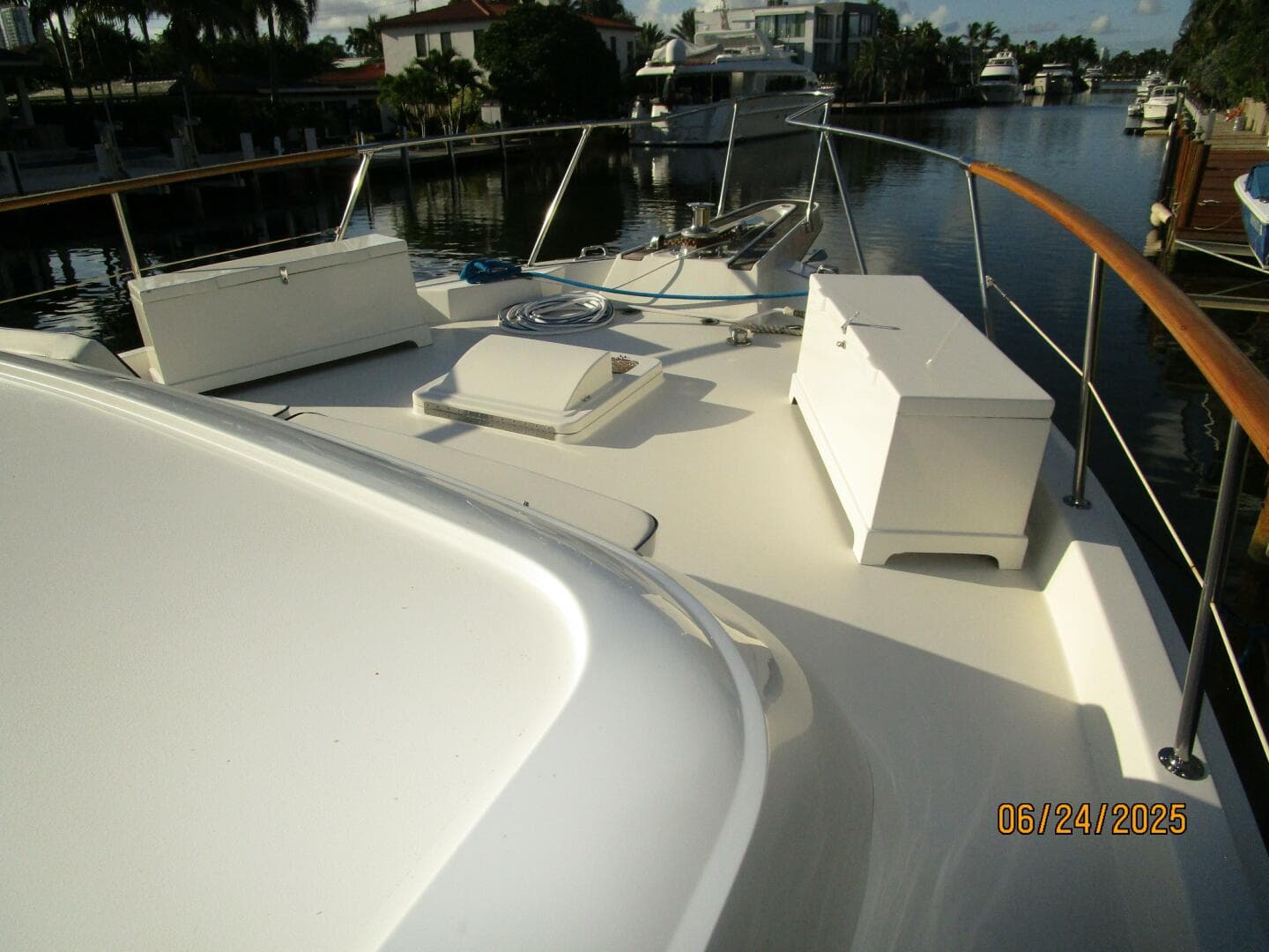 63' Hatteras foredeck2