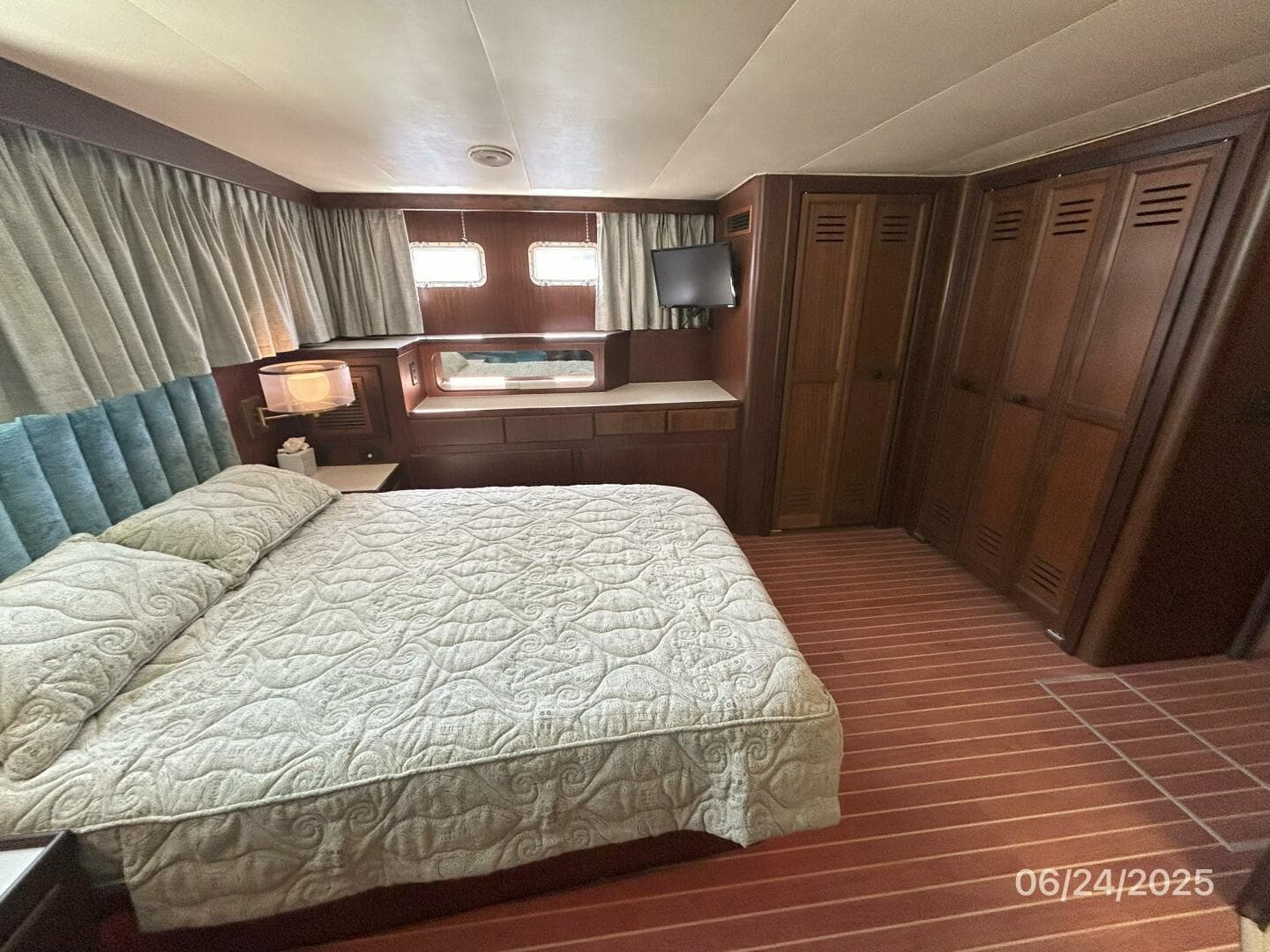 63' Hatteras master stateroom port