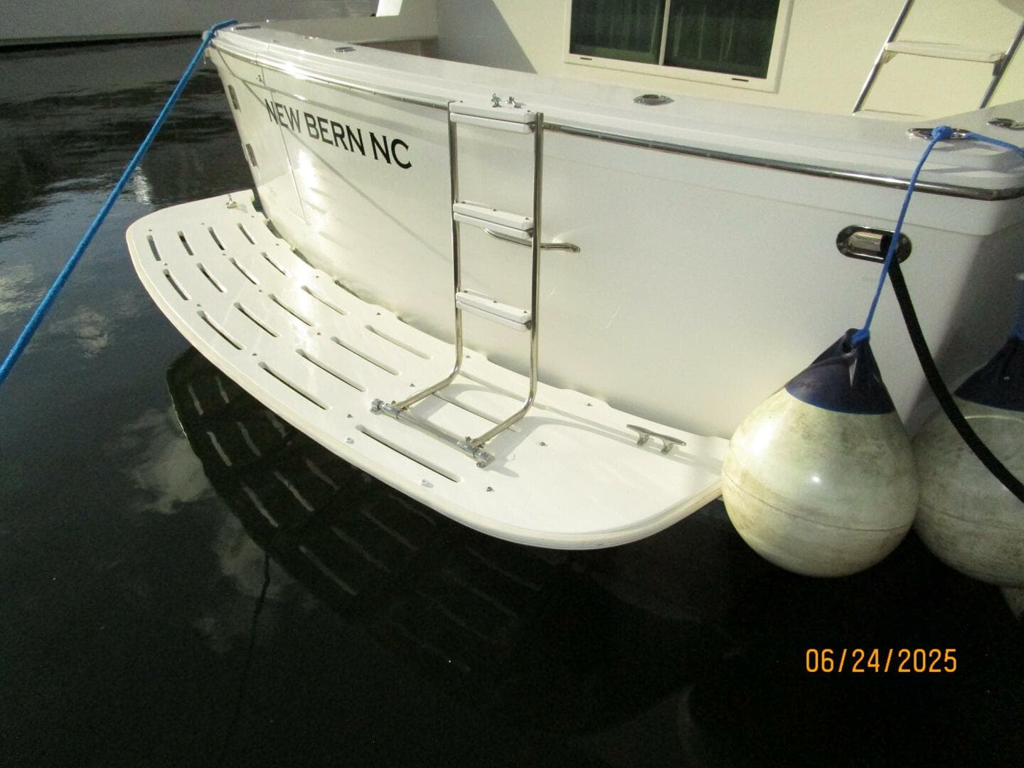 63' Hatteras swimplatform