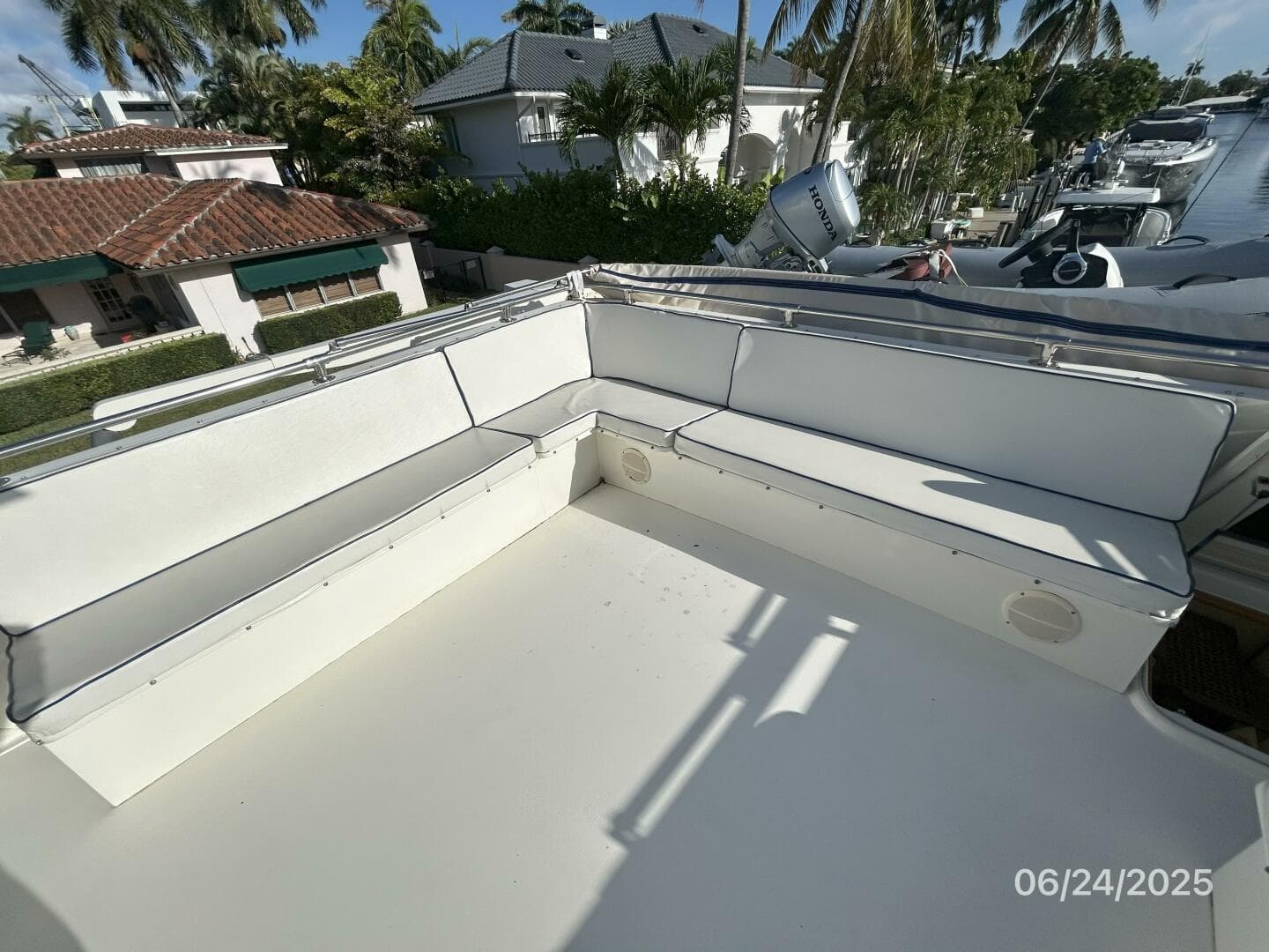 63' Hatteras flybridge starboard aft seating