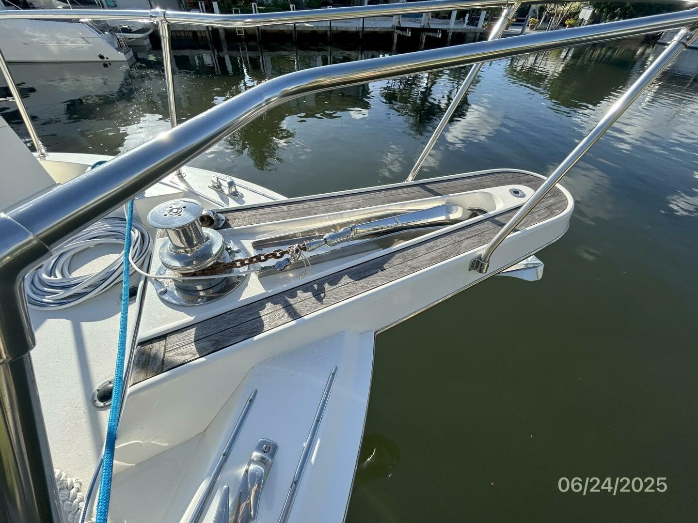 63' Hattears anchor windlass2