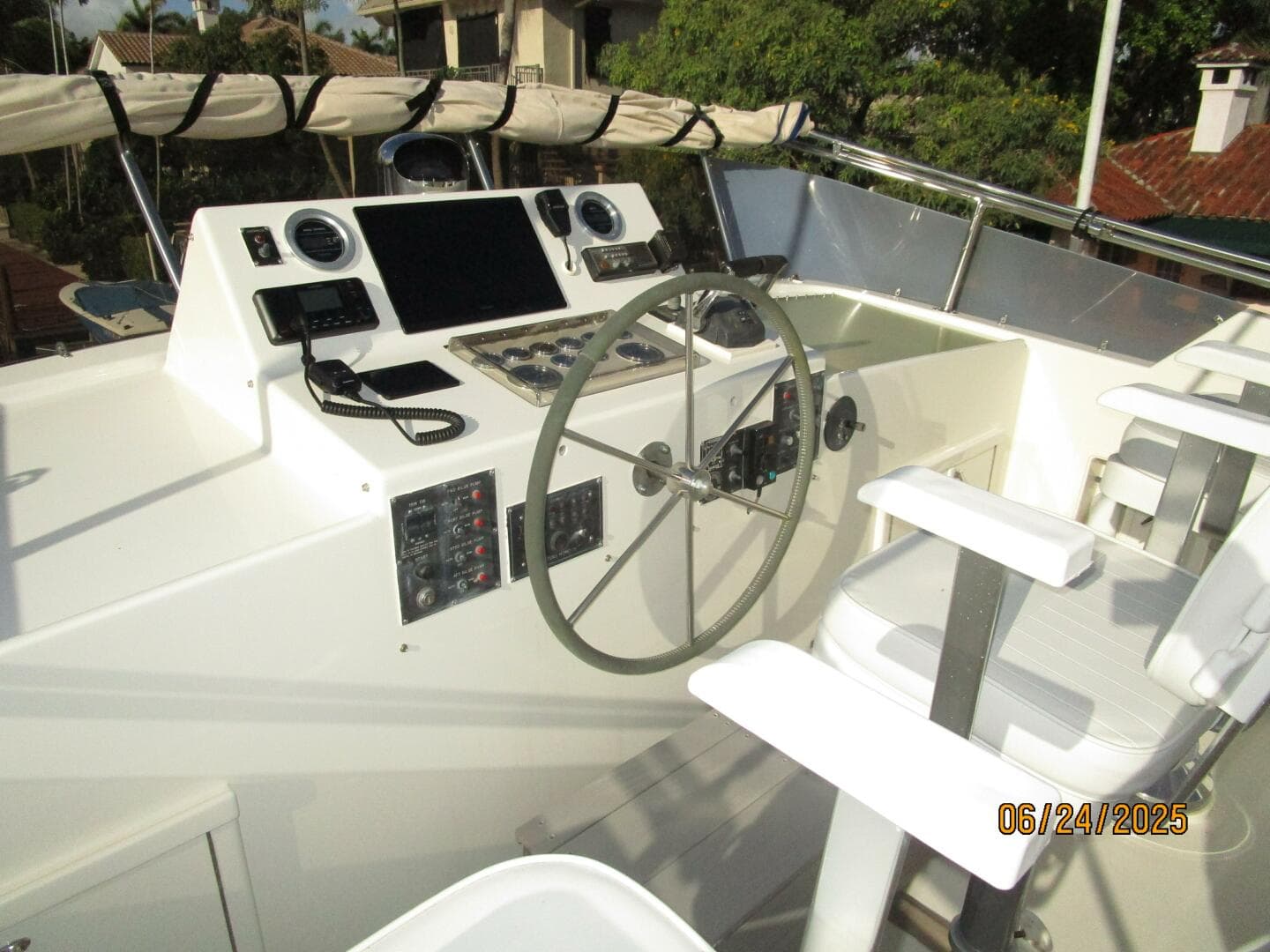 63' Hatteras flybridge helm1