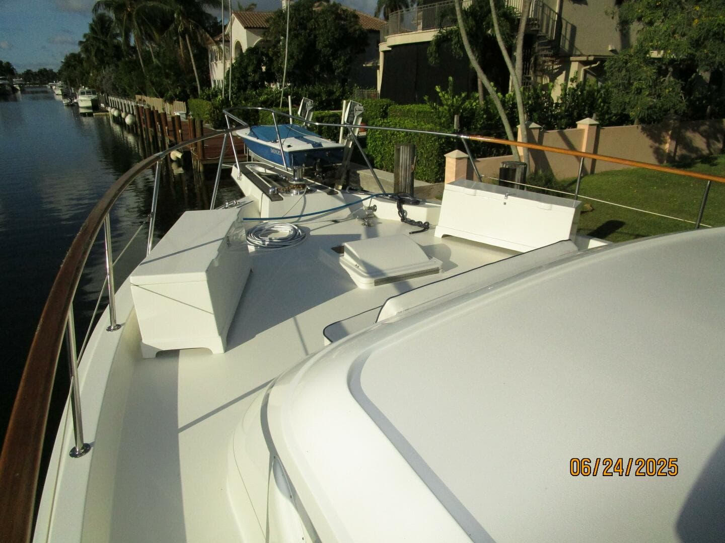 63' Hatteras foredeck1