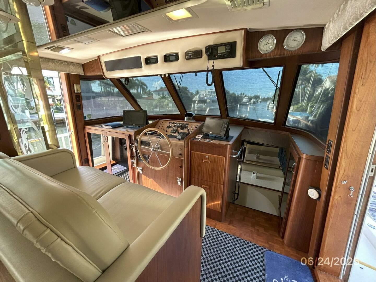 63' Hatteras pilothouse forward