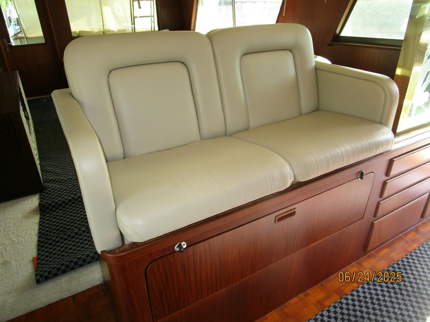 63' Hatteras pilothouse seating