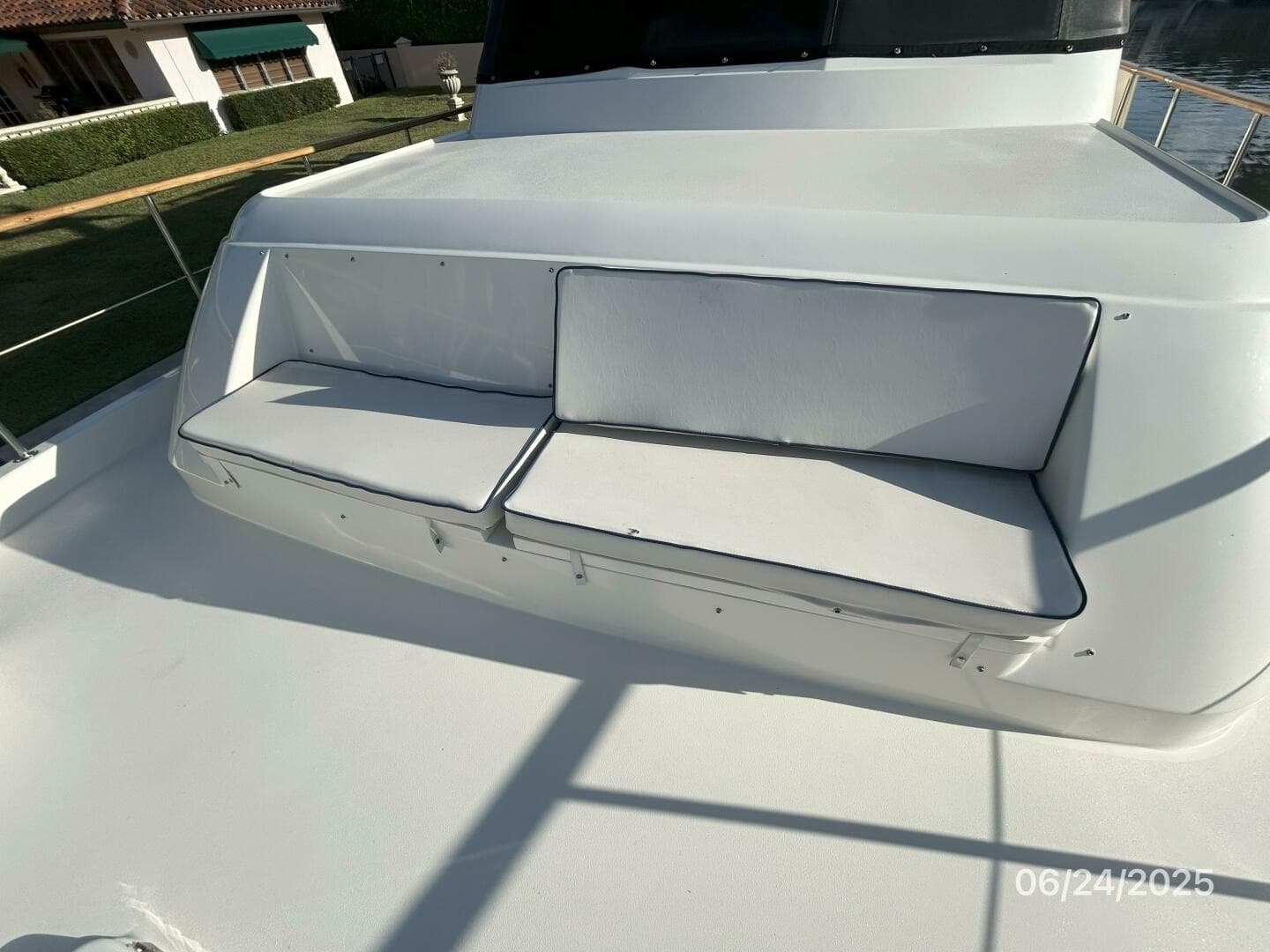 63' Hatteras foredeck seating