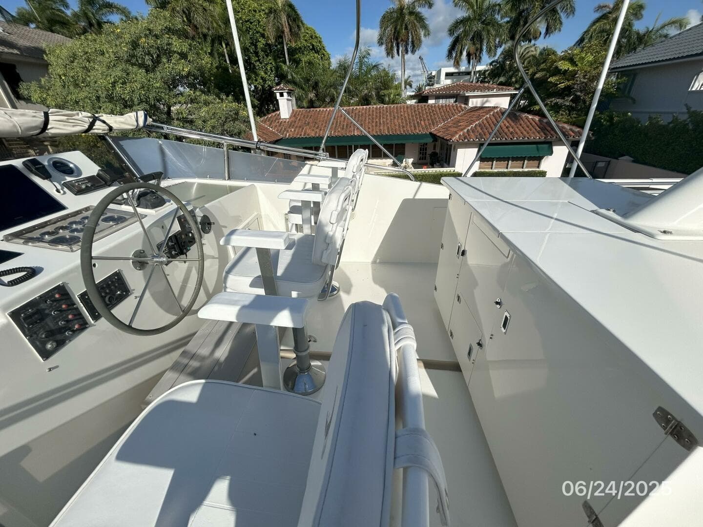 63' Hatteras flybridge starboard forward