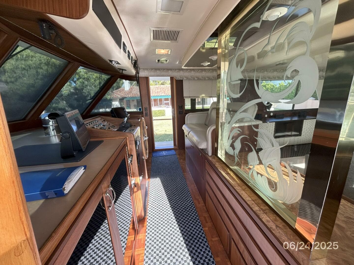 63' Hatteras pilothouse starboard