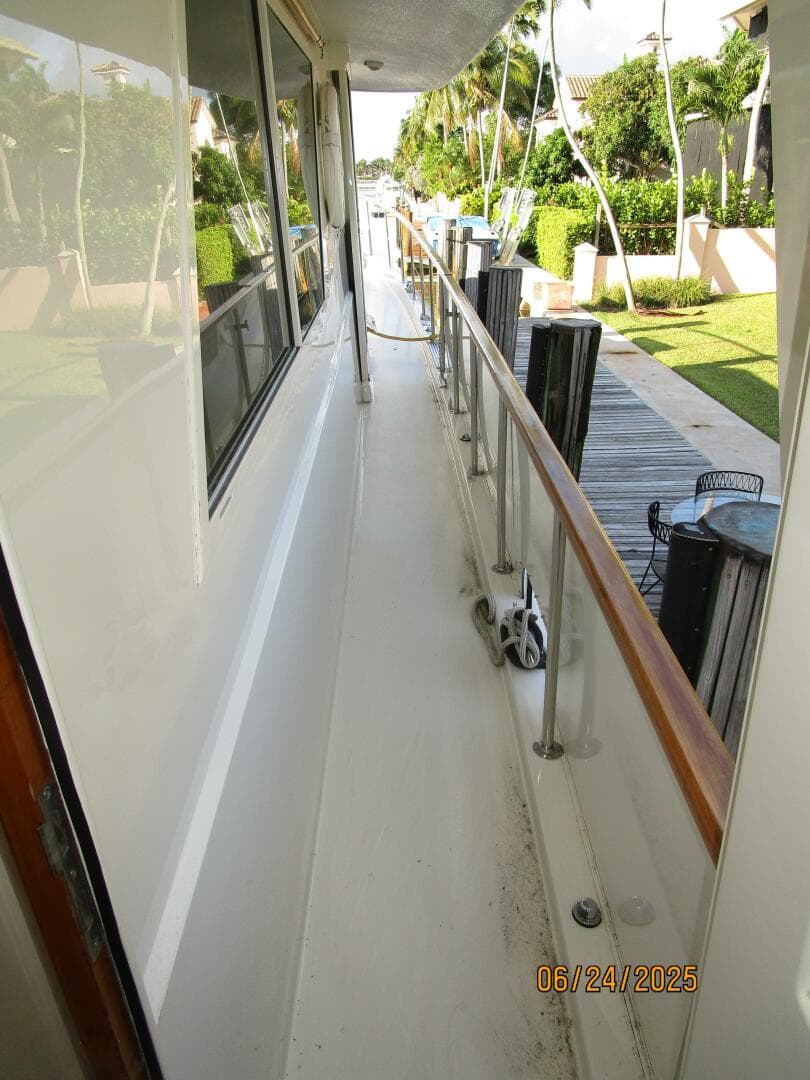 63' Hatteras starboard side deck2