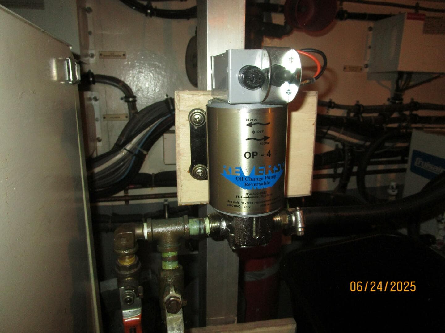 63' Hatteras generators oil change system