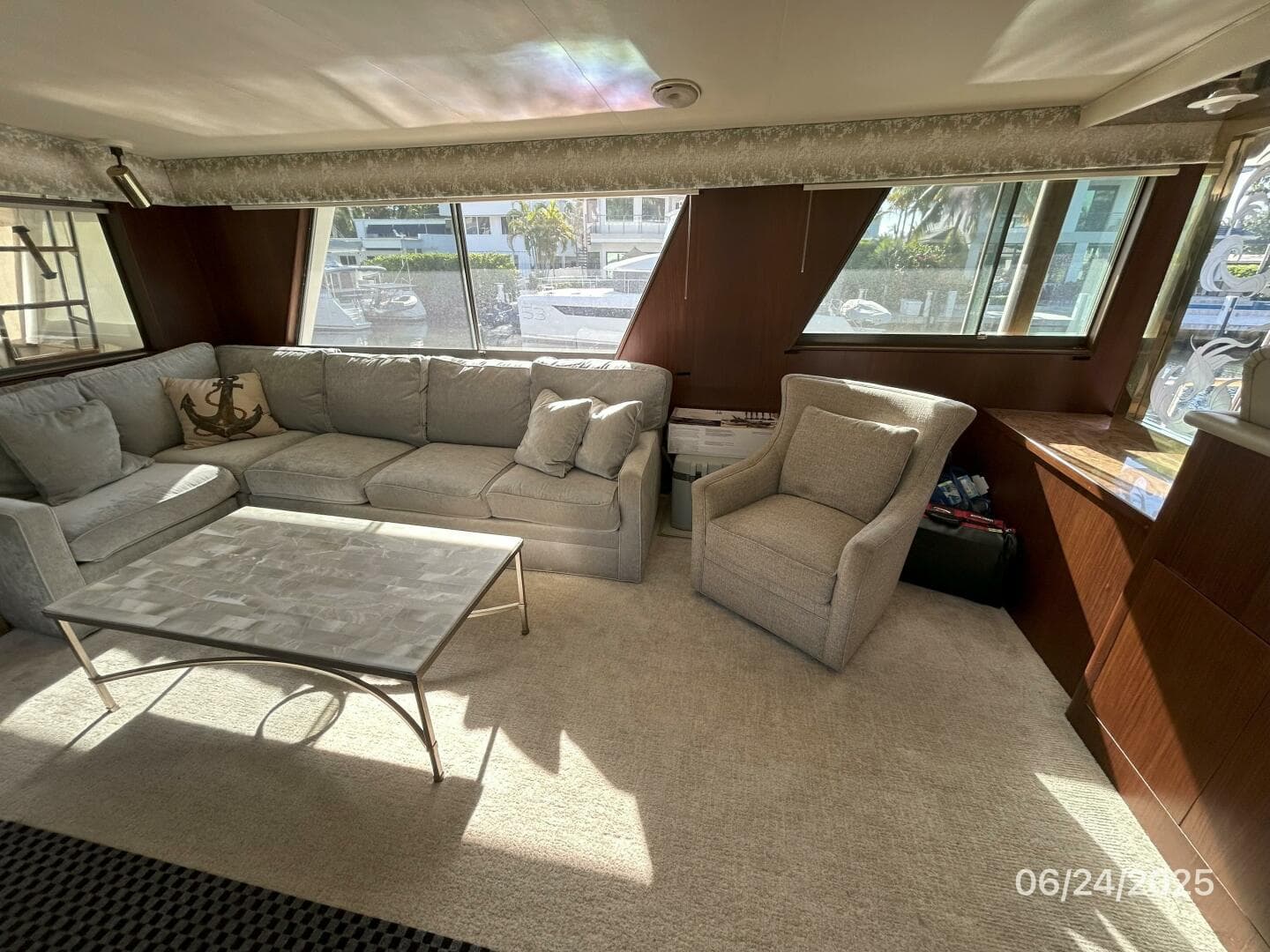 63' Hatteras salon port