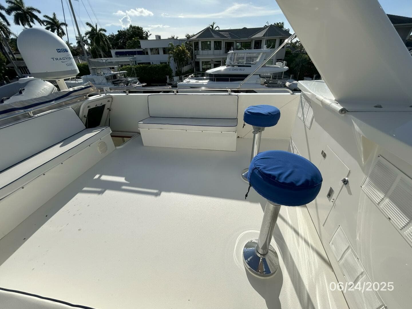 63' Hatteras flybridge port aft
