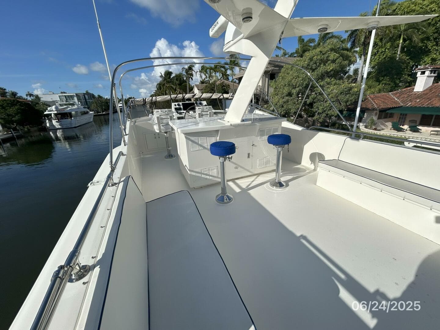 63' Hatteras flybridge forward