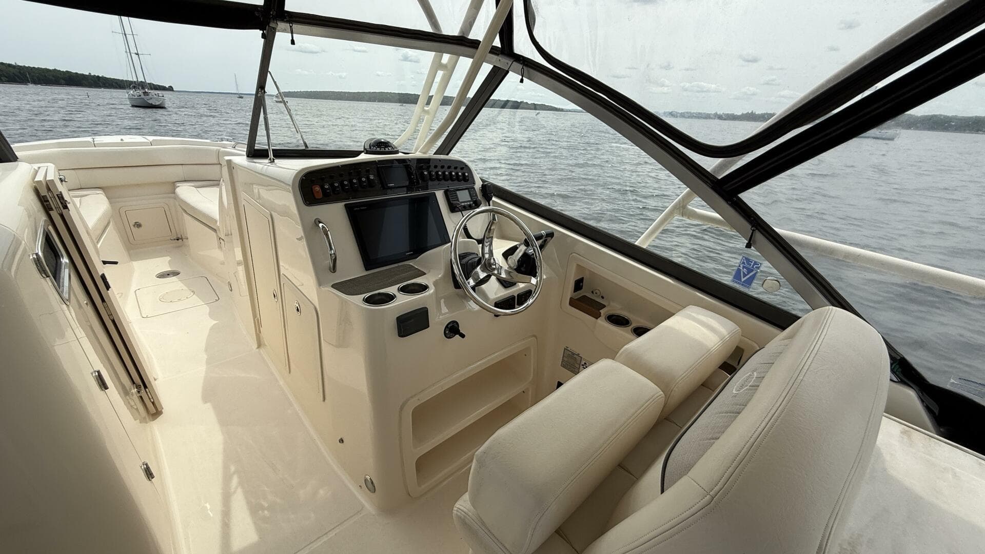 2016 Grady-White 307 Freedom