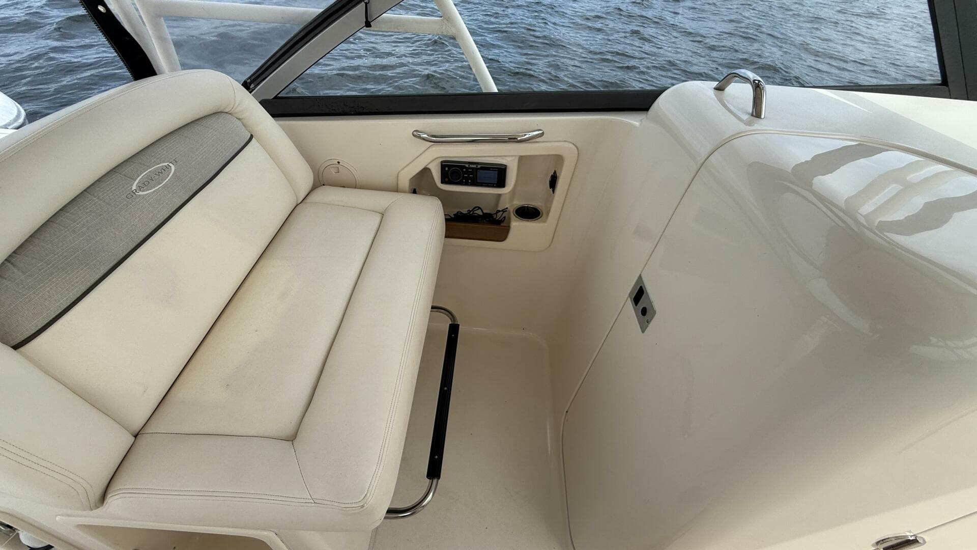 2016 Grady-White 307 Freedom