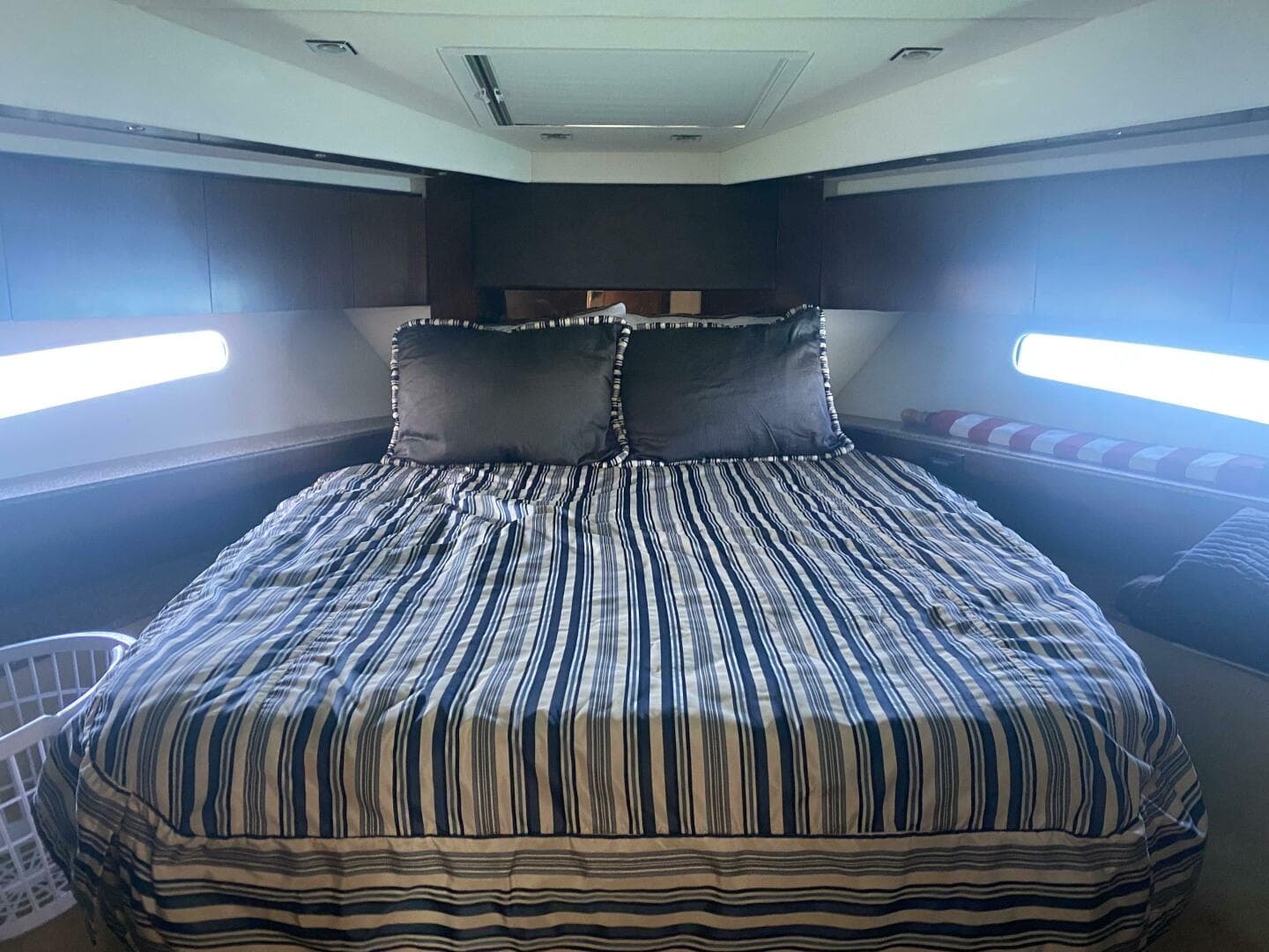 2012 Cruisers Yachts 48 Cantius