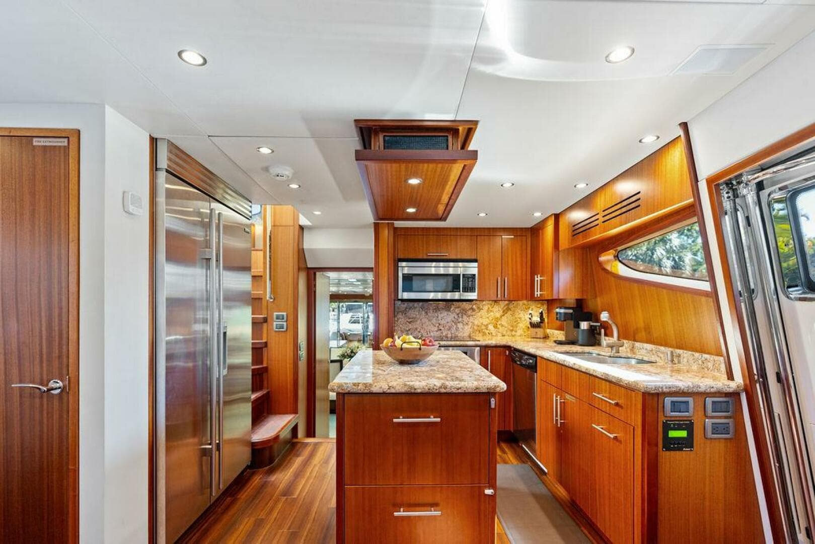 2013 Hatteras 80 Motor Yacht