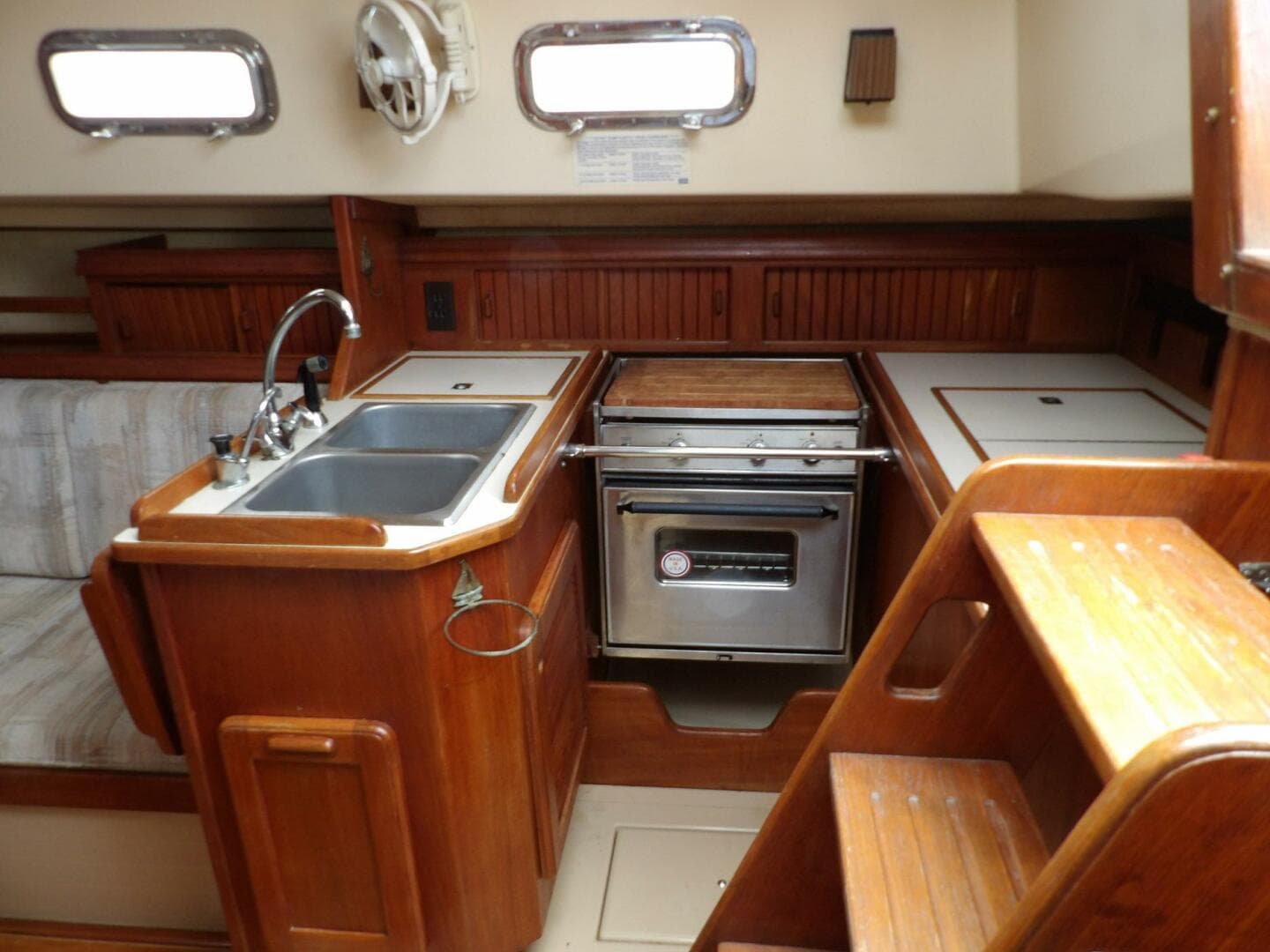 1990 Island Packet 32