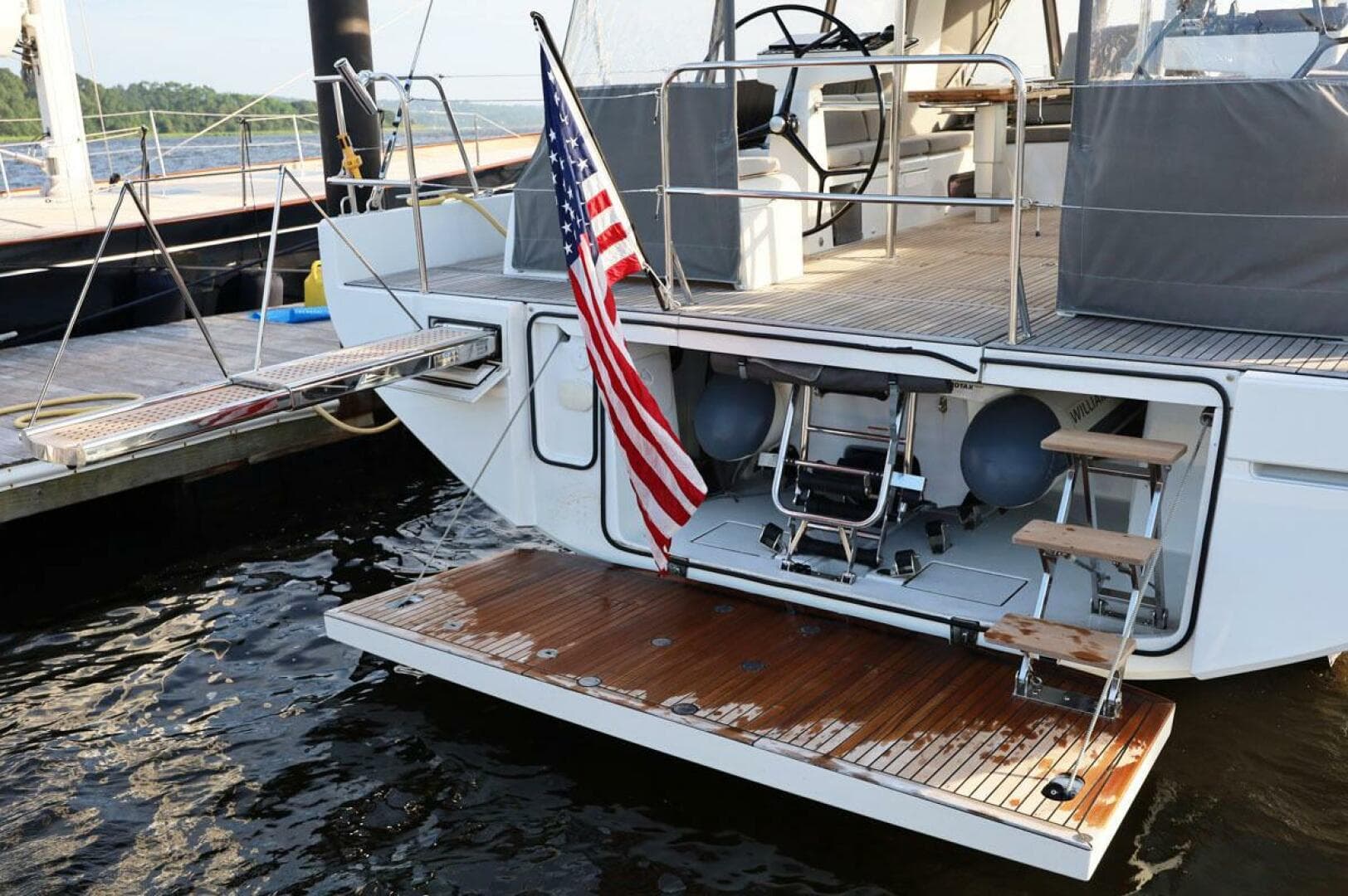 Garage And Tender With Hydraulic Passarelle