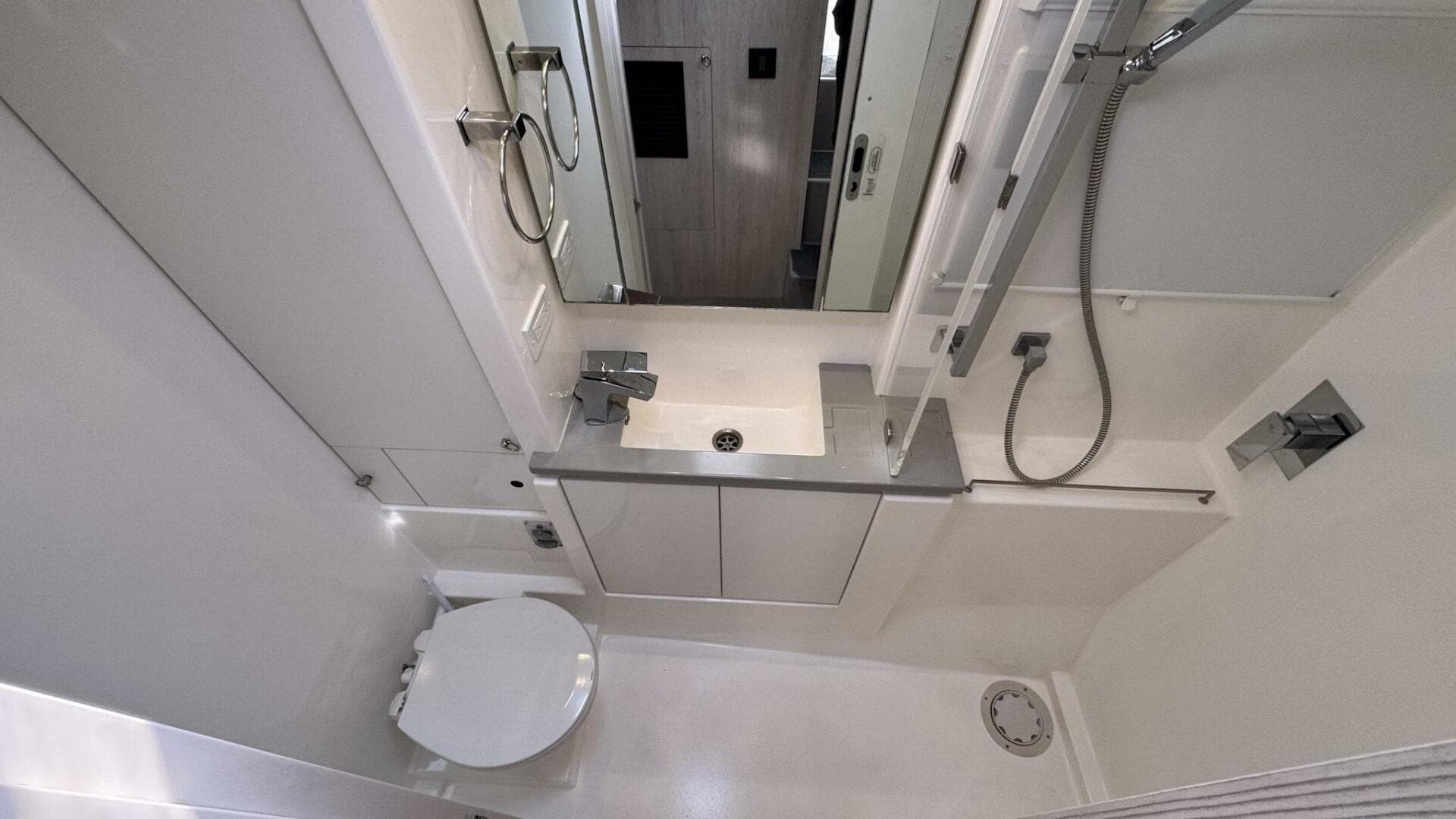 2018 Leopard Power Cat Port Side Head