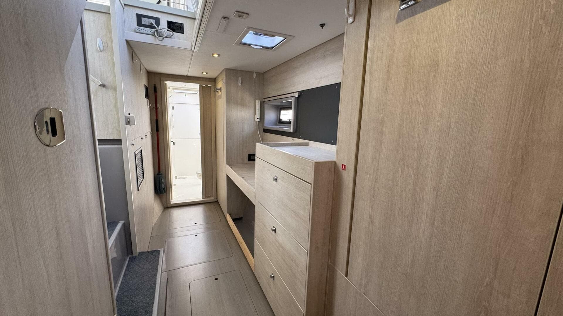 2018 Leopard Power Cat Starboard Side Companionway