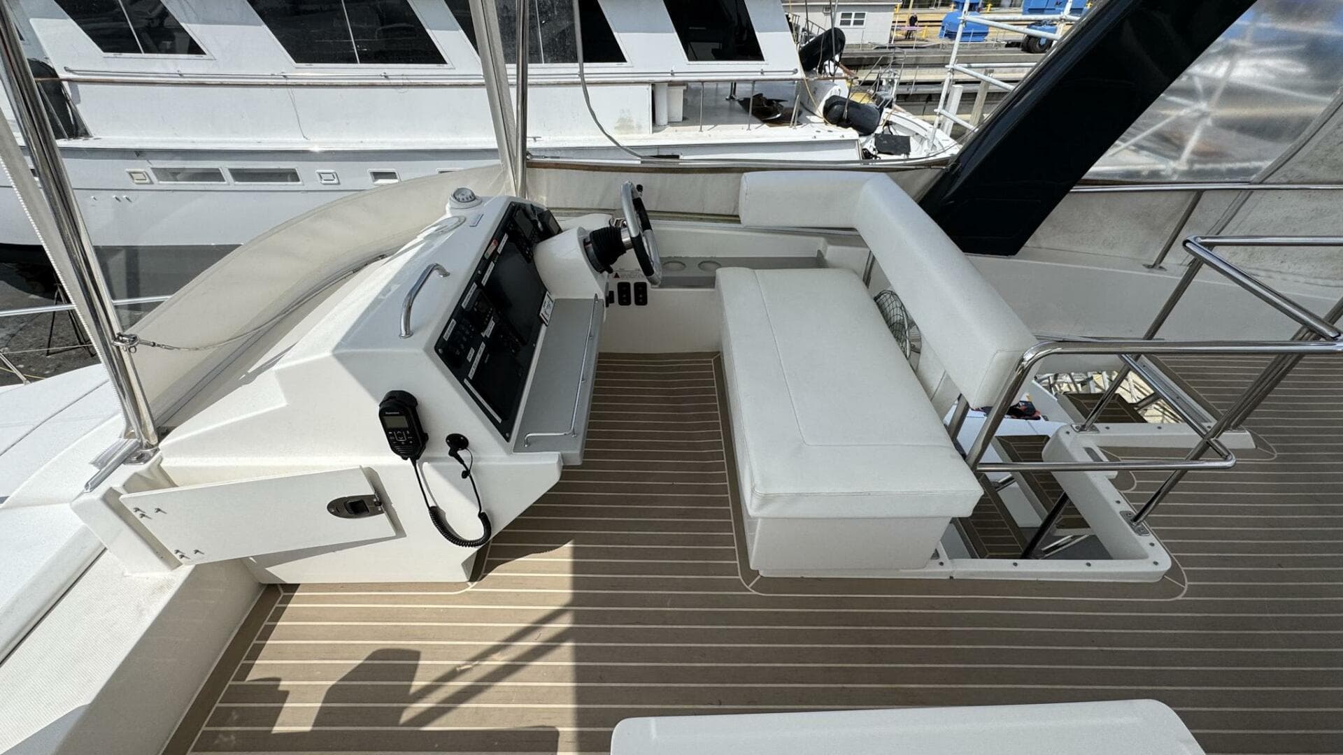 2018 Leopard Power Cat Flybridge Helm