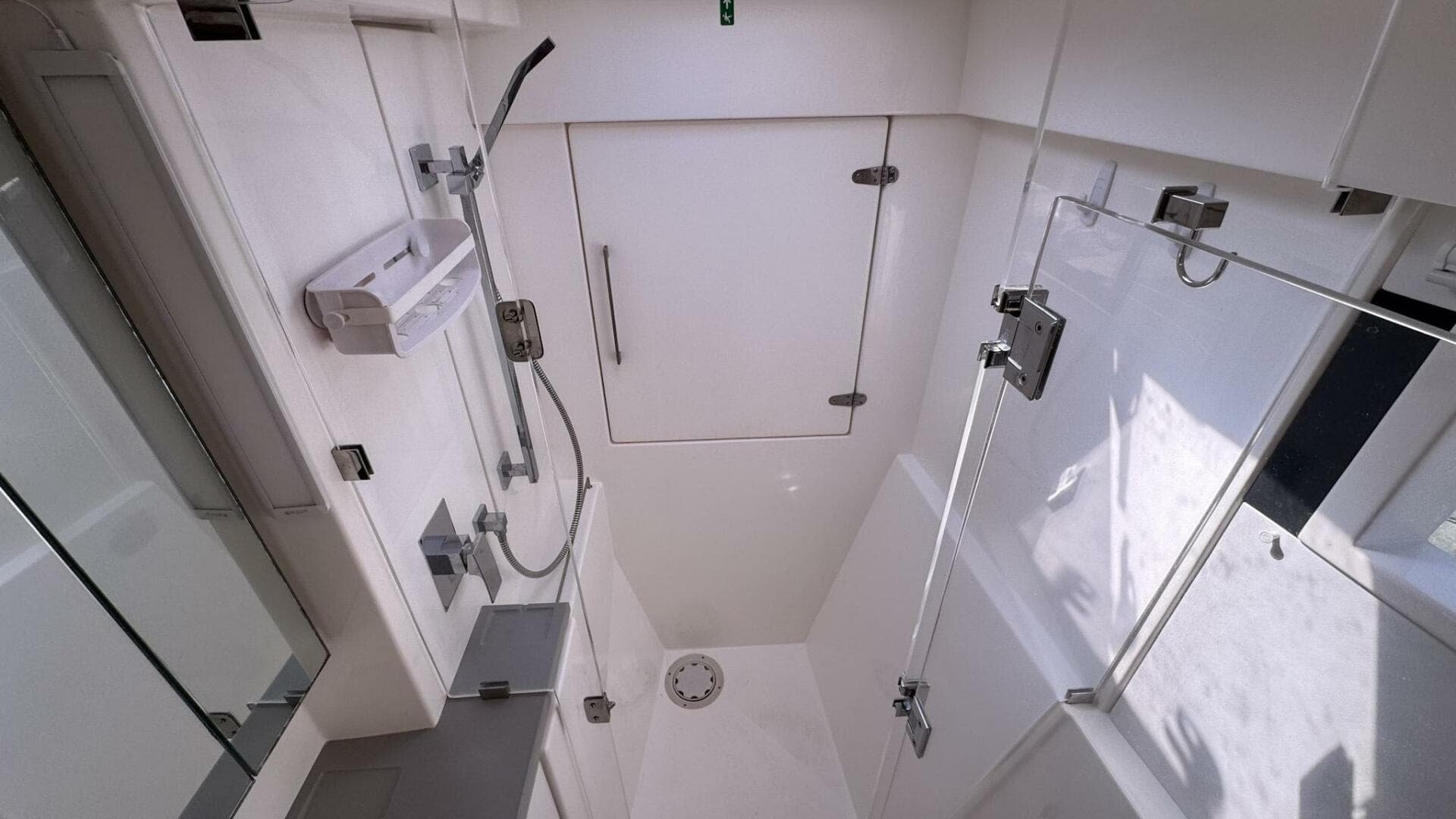 2018 Leopard Power Cat Starboard Side Forward Head