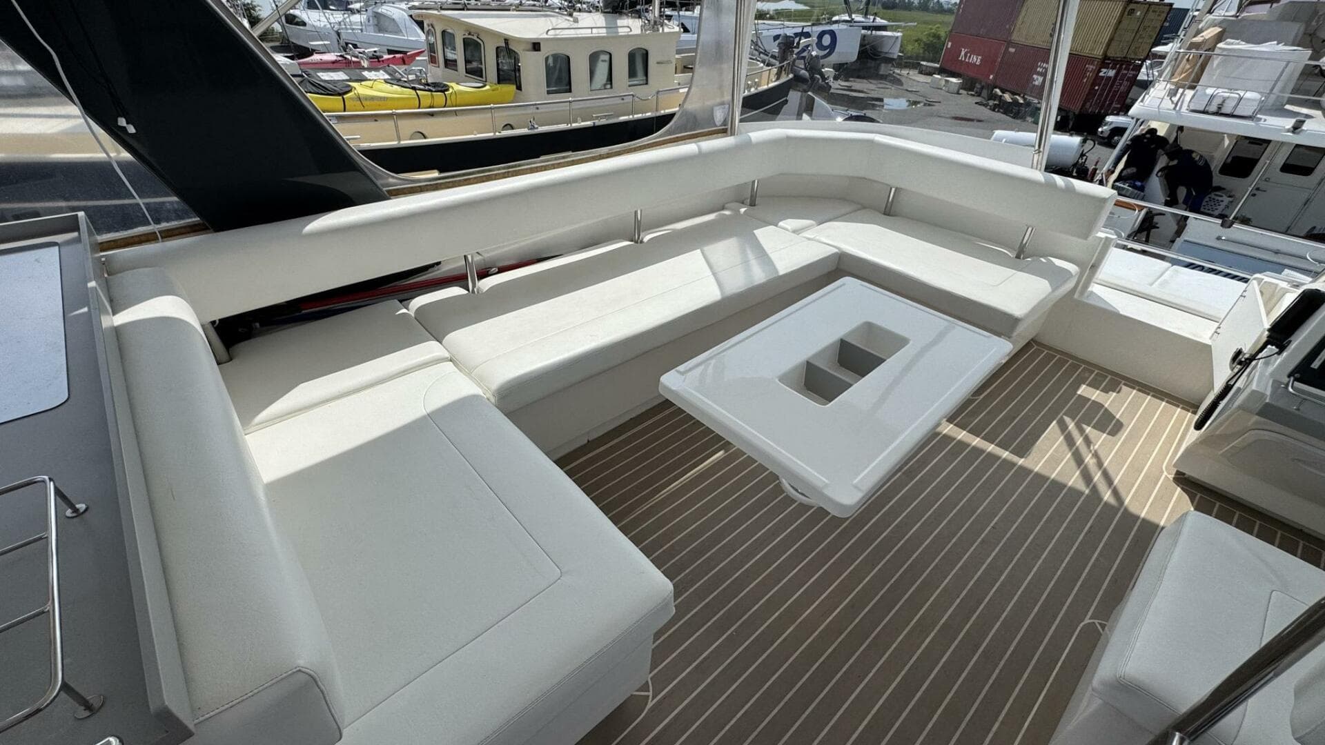 2018 Leopard Power Cat Flybridge Settee Port