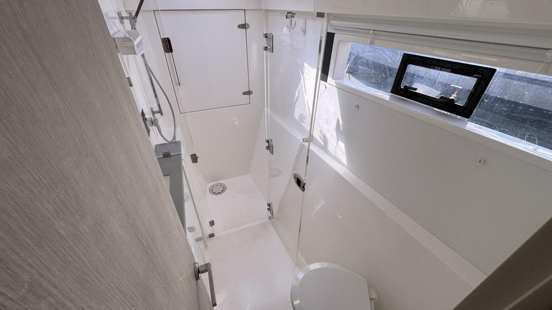 2018 Leopard Power Cat Starboard Side Forward Head