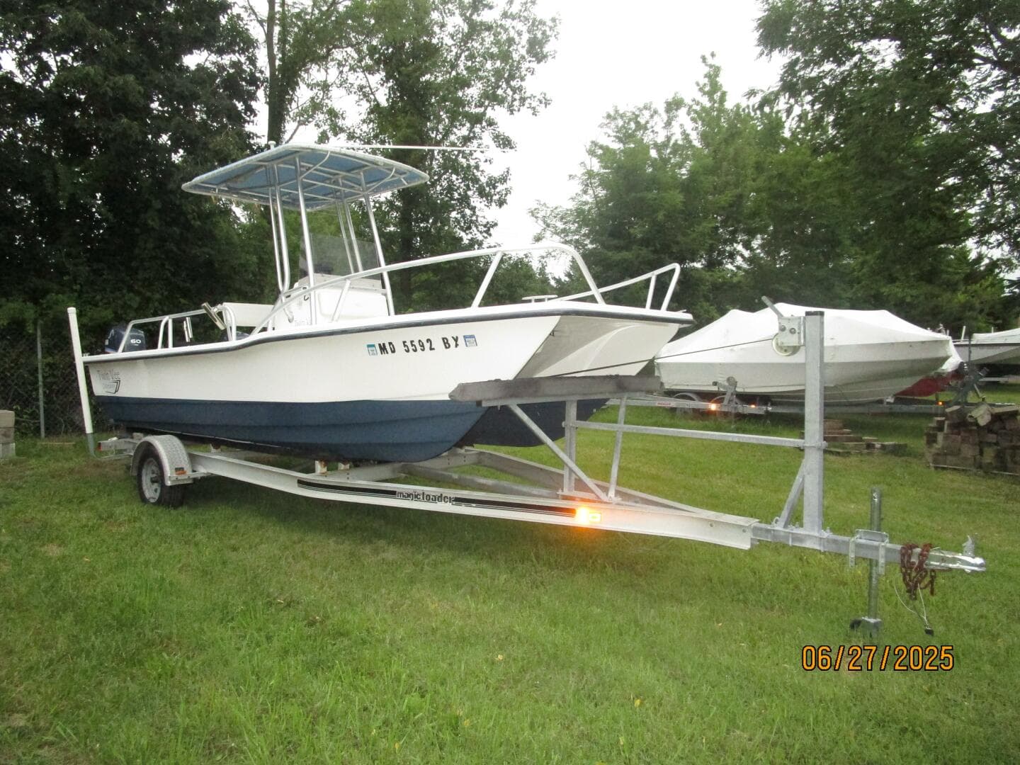 22' Twin Vee starboard forward profile