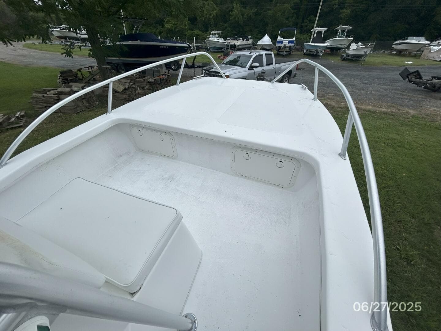 22' Twin Vee foredeck2