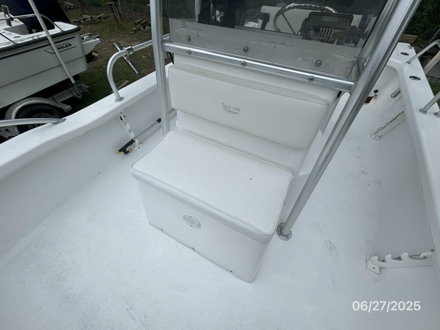 22' Twin Vee foredeck seating
