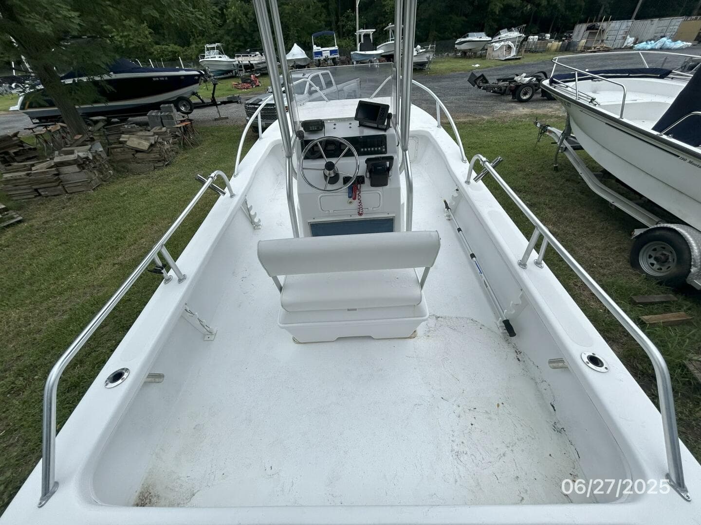 22' Twin Vee cockpit forward