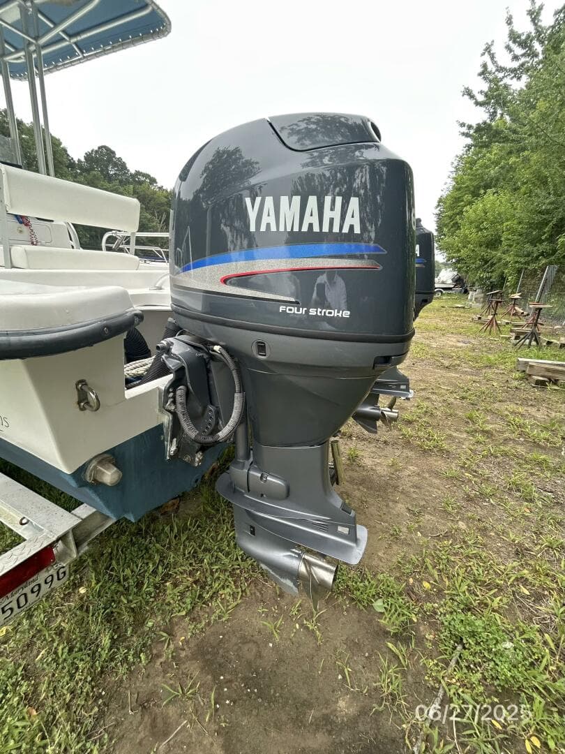 22' Twin Vee port outboard1