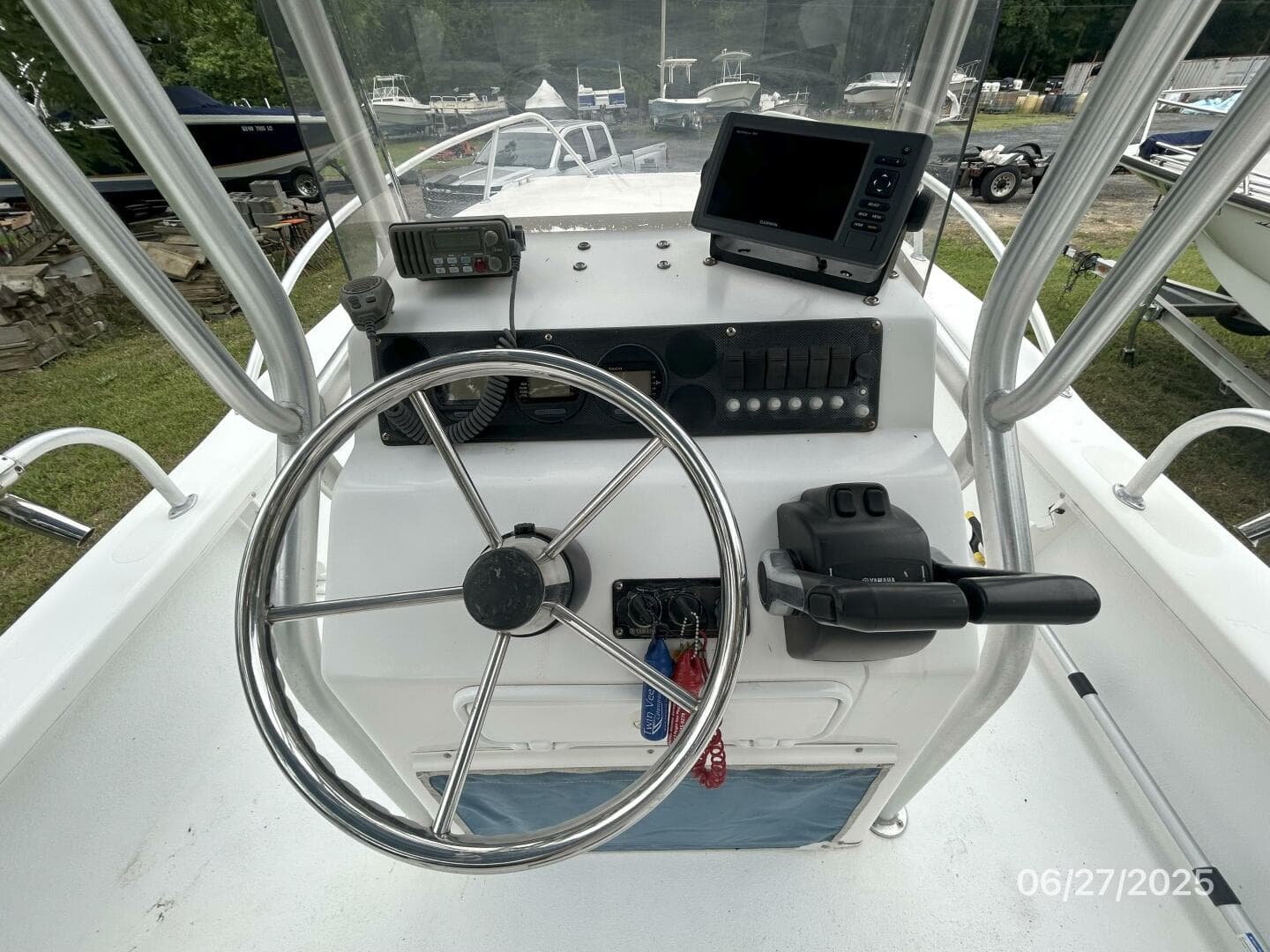 22' Twin Vee helm3