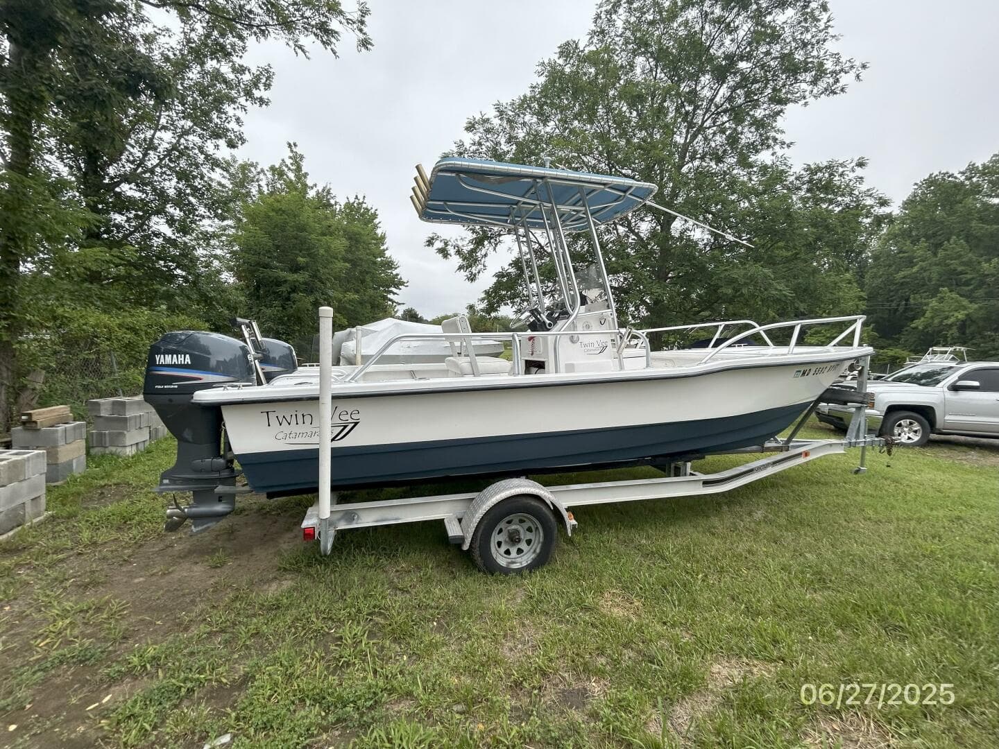 22' Twin Vee starboard profile