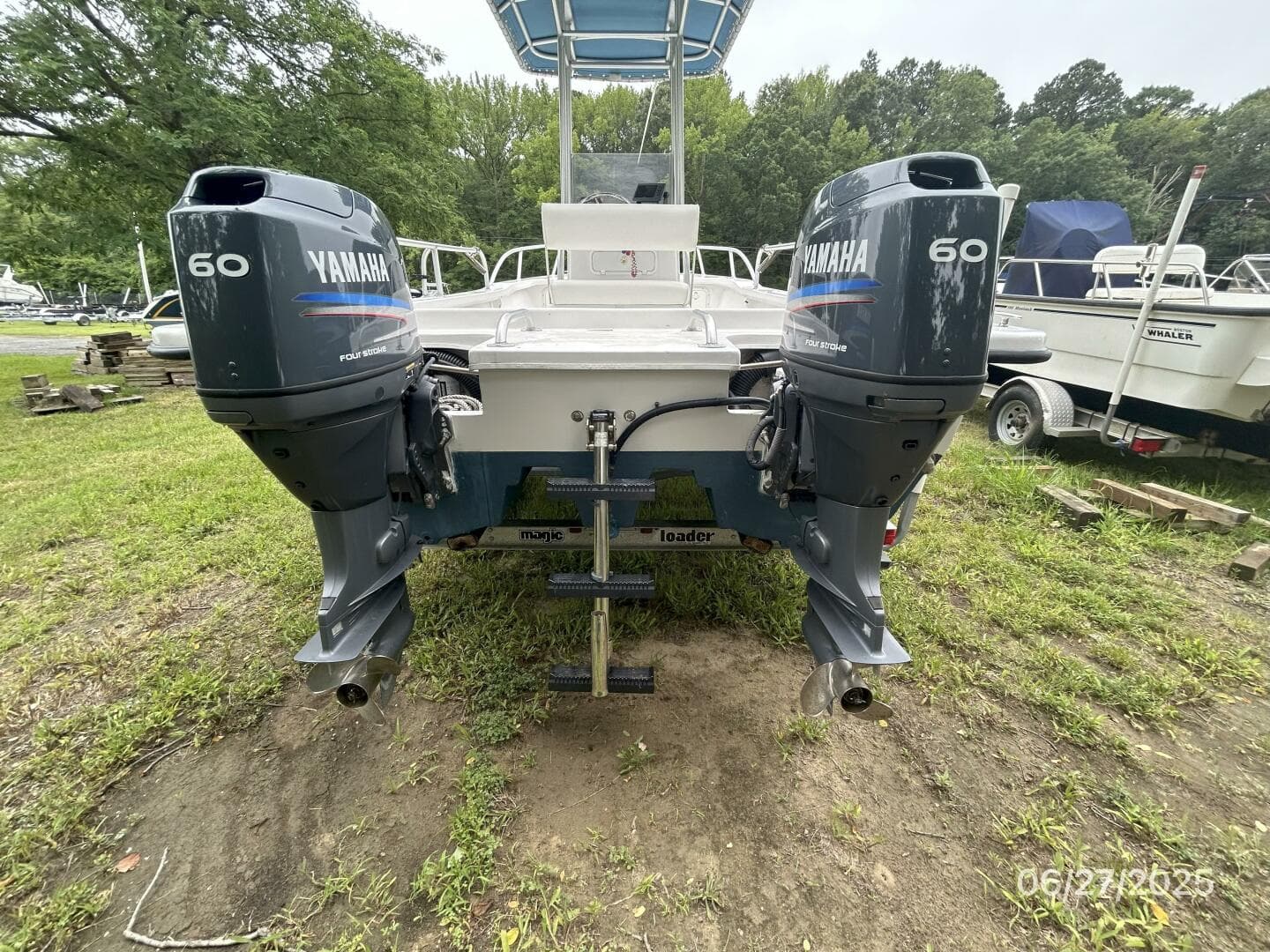 22' Twin Vee aft profile