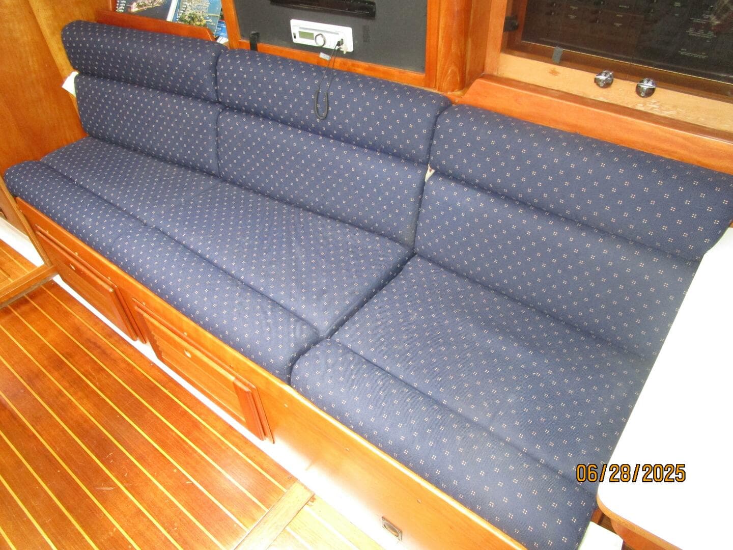 40' Freedom salon starboard seating