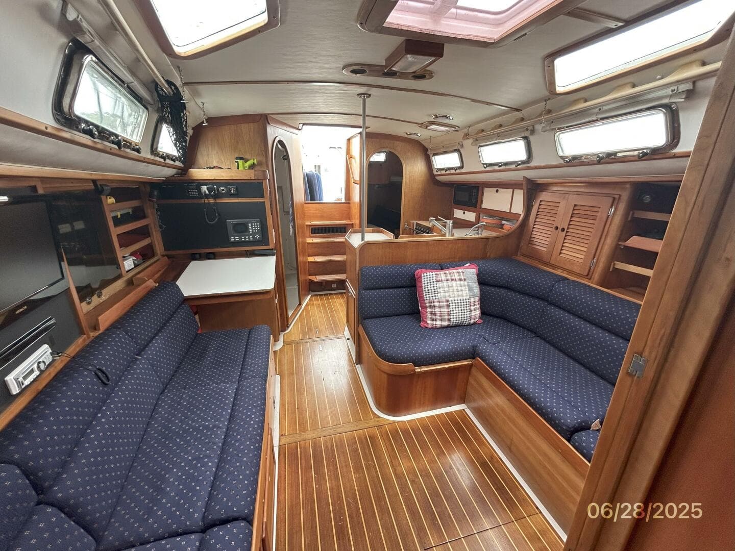 40' Freedom salon aft