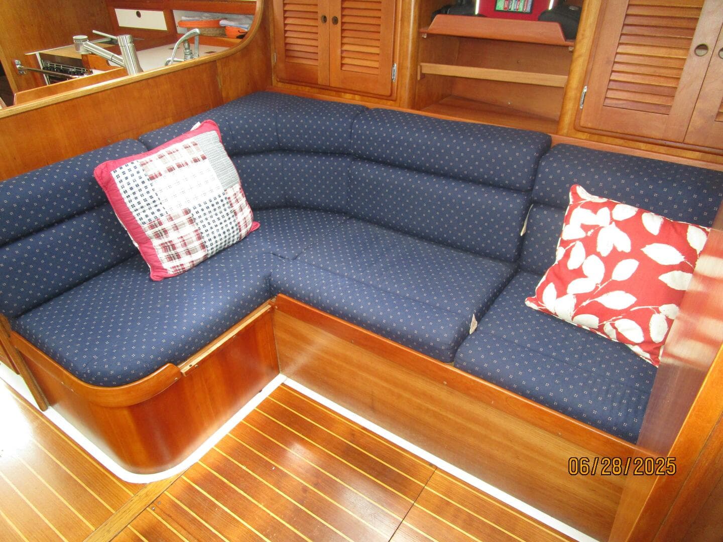 40' Freedom salon port seating