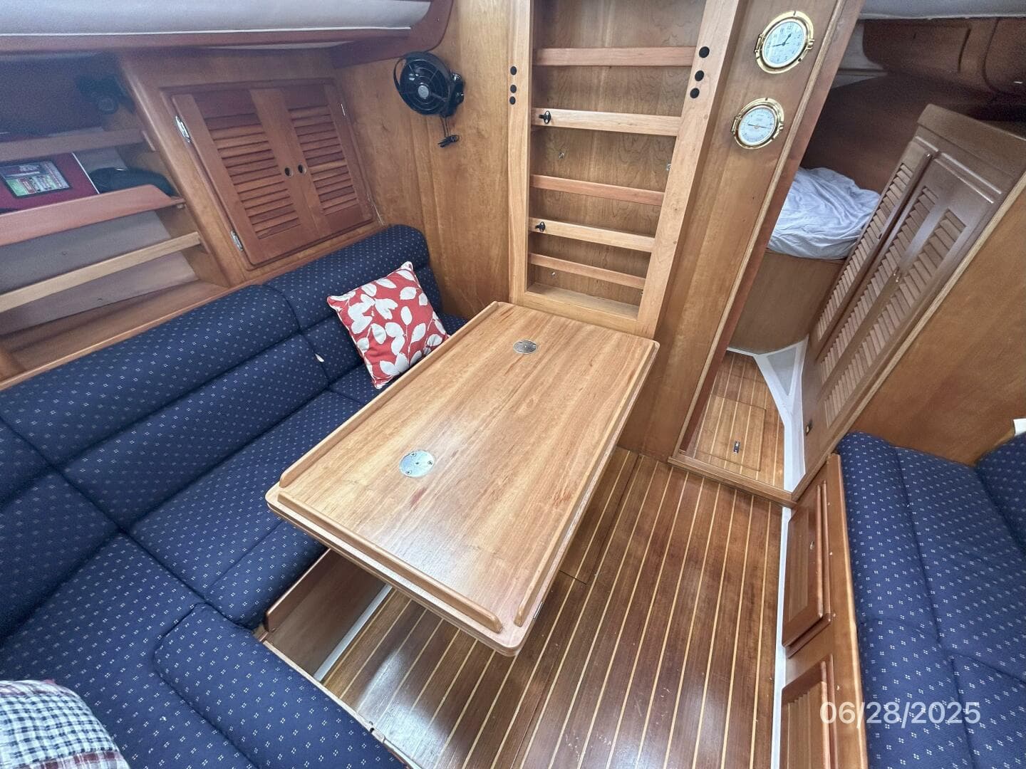 40' Freedom salon table1