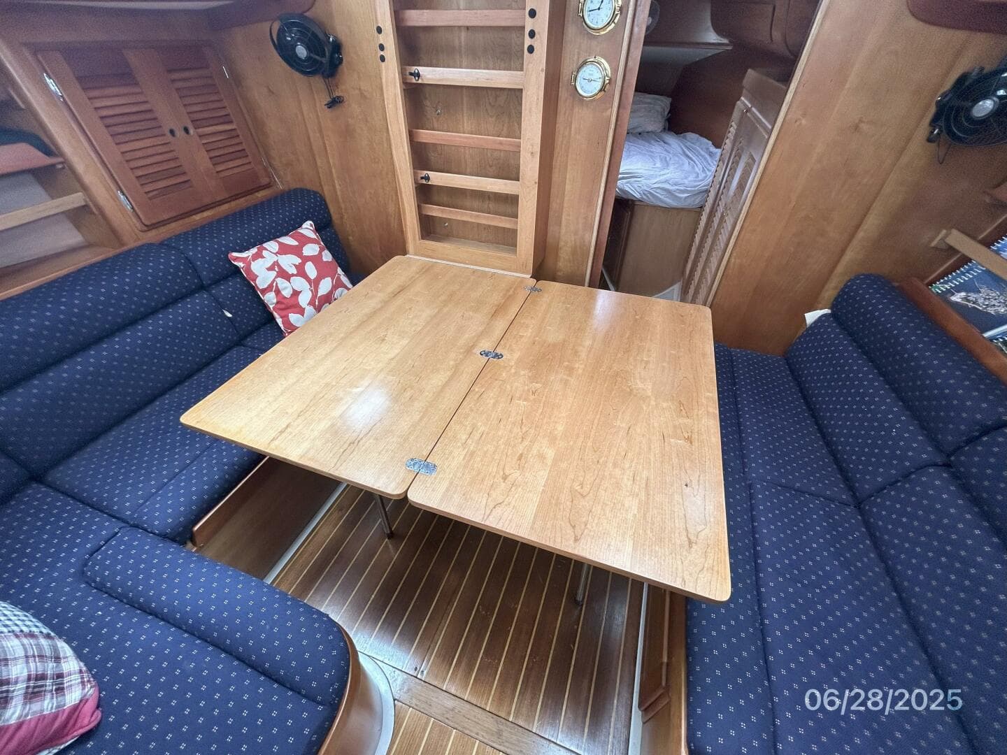 40' Freedom salon table2 