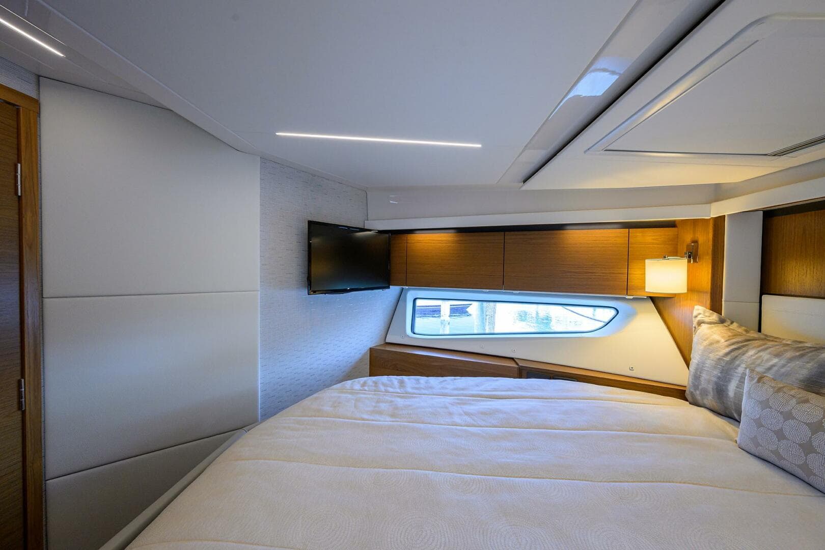 Tiara 49 DEBBIE'S DIAMOND - Forward Stateroom