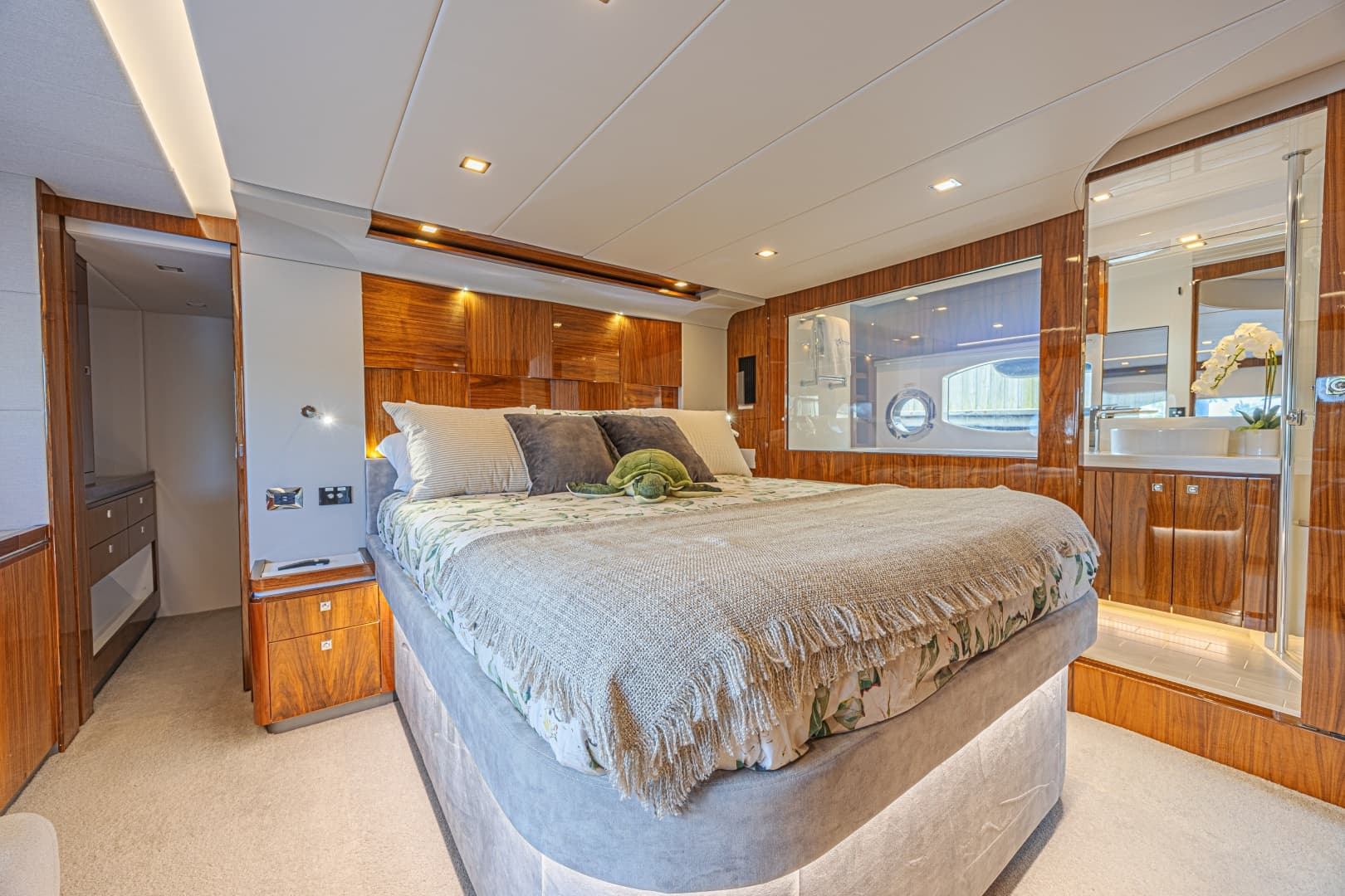 2021 Riviera 6000 Motor Yacht
