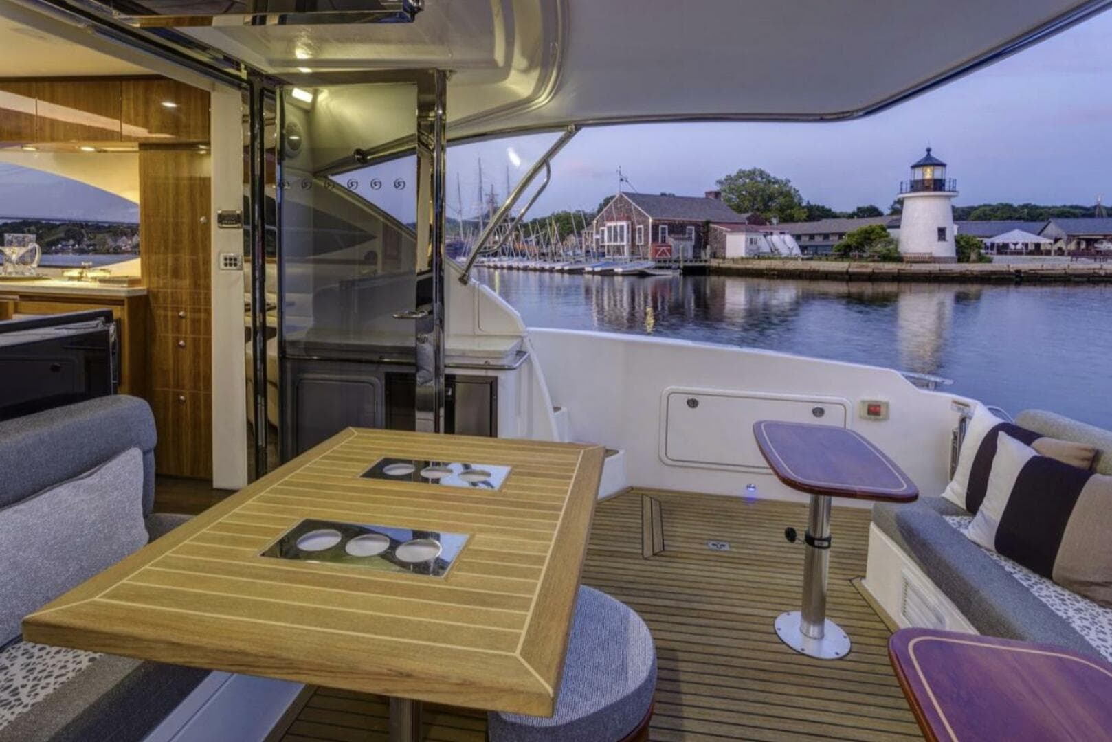 2016 Riviera 5000 Sport Yacht
